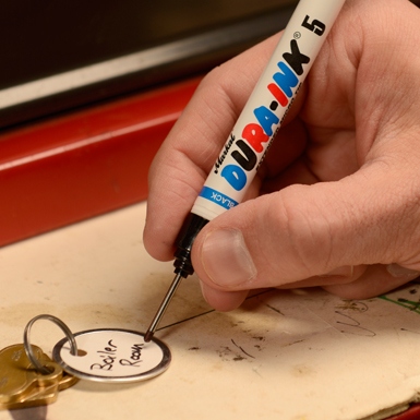 pics/Markal/Dura-ink/tieflochmarker 5/markal-dura-ink-5-tieflochmarker-anwendung-schwarz-02.jpg